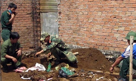 Tháo gỡ, thu gom đạn và mìn dưới nền nhà