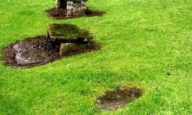 Bé 10 tuổi đào mồ chui lên, tố cáo kẻ hiếp dâm