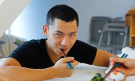 Nam người mẫu Next Top ăn rau để giữ eo