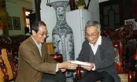 Tác giả bài viết trao tặng ông Trần Bình Lục một số ấn phẩm có trích đăng tiểu thuyết Truyện anh Lục, trong lần đến thăm ông tại nhà một người con