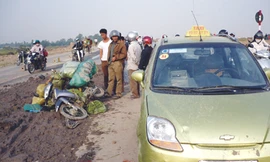 Một vụ tai nạn liên hoàn trên Đại lộ Thăng Long do “hung thần” đánh rơi phế thải Ảnh: T.Đảng