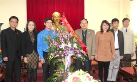 Bí thư Trung ương Đoàn Dương Văn An trao tặng lẵng hoa chúc mừng ngày thành lập Hội CCB Việt Nam