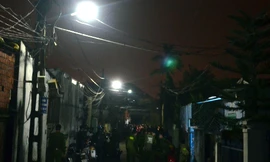 Nghi phạm cướp, khống chế 4 con tin ra đầu thú