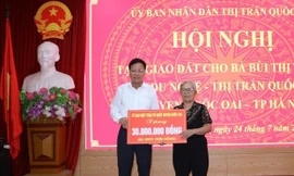 Ủy ban MTTQ huyện Quốc Oai tặng gia đình bà Thanh 30 triệu đồng 