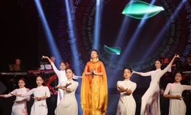 Ca sĩ Ngọc Khuê cùng các nghệ sĩ biểu diễn tại đêm nhạc từ thiện "Cánh hoa bay"