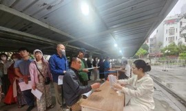 Hà Nội thông tin về việc người dân xếp hàng chờ làm thủ tục đất đai