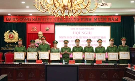 Được sự ủy quyền của lãnh đạo cấp trên, Thiếu tướng Nguyễn Thanh Tùng trao khen thưởng các tập thể, cá nhân lập thành tích trong điều tra vụ án.