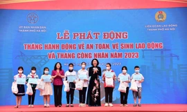 Bà Nguyễn Thị Thu Hà, Thứ trưởng Bộ LĐTB&XH tặng quà cho con công nhân có hoàn cảnh khó khăn