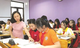 Giáo viên hướng dẫn học sinh trong giờ học 