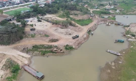 Hà Nội: Hàng loạt bãi trung chuyển vật liệu xây dựng trái phép ven sông Hồng