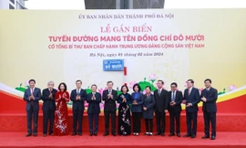 Các đại biểu thực hiện nghi lễ gắn biển mang tên Đỗ Mười, cố Tổng Bí thư Ban chấp hành Trung ương Đảng Cộng sản Việt Nam. 