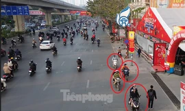 Nhiều người vẫn leo xe máy lên vỉa hè, đi ngược chiều bất chấp mức phạt 6 triệu