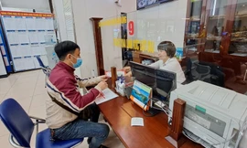 Công dân thực hiện thủ tục hành chính tại bộ phận một cửa của UBND quận Hà Đông