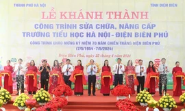 Các đại biểu đại diện thành phố Hà Nội và tỉnh Điện Biên cắt băng khánh thành công trình sửa chữa, nâng cấp Trường Tiểu học Hà Nội- Điện Biên Phủ.