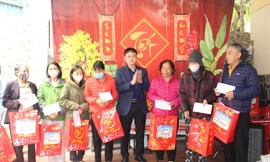 Đại diện quận Hai Bà Trưng trao tặng quà Tết cho bệnh nhân sống tại "Xóm chạy thận".