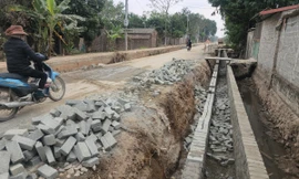 Đơn vị thi công tuyến đường dự án chưa có biện pháp đảm bảo an toàn cho người tham gia giao thông.