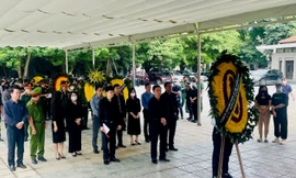 Đoàn Thành ủy - HĐND - UBND - Ủy ban Mặt trận Tổ quốc Việt Nam thành phố Hà Nội do Phó Chủ tịch Hà Minh Hải dẫn đầu viếng bà Phạm Thị Thanh Mai.