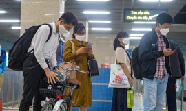 Hành khách chờ đi tàu tuyến Cát Linh- Hà Đông