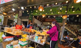 Hà Nội: Thực phẩm ăn liền 'phơi trần' tại các điểm di tích, thắng cảnh