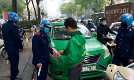 Thanh tra giao thông Hà Nội kiểm tra hoạt động của xe taxi