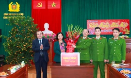 Phó Bí thư Thường trực Thành ủy Nguyễn Thị Tuyến tặng quà Tết Công an phường Hà Cầu, quận Hà Đông