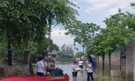 Lực lượng chức năng Hà Nội hỗ trợ người dân Chương Mỹ trong những ngày ngập lụt.