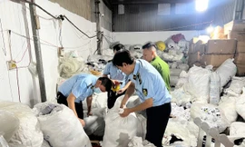 Hà Nội: Phát hiện ‘công xưởng’ sản xuất tất thể thao fake, thu giữ hàng chục nghìn đôi