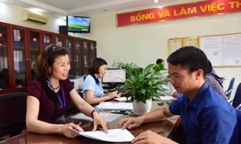 Cán bộ tại UBND phường Việt Hưng, quận Long Biên hướng dẫn người dân thực hiện thủ tục hành chính