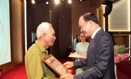 Phó Bí thư Thành ủy Hà Nội Nguyễn Ngọc Tuấn trao Huy hiệu Đảng tặng đảng viên lão thành huyện Gia Lâm.