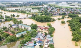 10 thôn xóm ở Chương Mỹ bị ngập, nhiều hộ dân phải di tản đồ đạc do mưa lũ