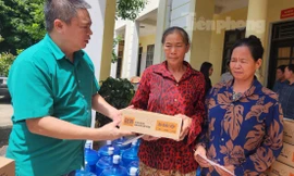 Tập đoàn DABACO Việt Nam và Báo Tiền Phong tặng quà bà con vùng ngập lũ Chương Mỹ