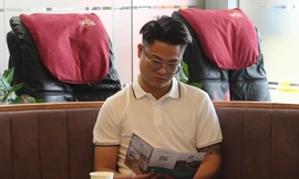 Hành khách nghỉ ngơi trong phòng chờ Mỹ Đình station Lounge Vân Vân tại Bến xe Mỹ Đình