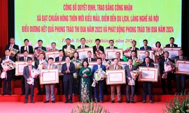 Phó Bí thư Thường trực Thành ủy Hà Nội Nguyễn Thị Tuyến trao Bằng công nhận xã đạt chuẩn NTM kiểu mẫu cho các xã của huyện Thanh Trì.