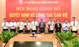 Lãnh đạo UBND TP. Hà Nội chúc mừng các cán bộ được điều động, luân chuyển, ngày 3/11/2022.