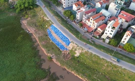 Cận cảnh tuyến đê Yên Nghĩa có 3 điểm sạt lở, hiện đang cấm phương tiện di chuyển
