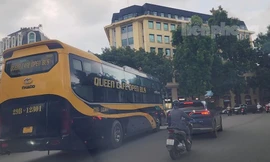 Xe 'hợp đồng' tung hoành nội đô, bất chấp giờ cấm