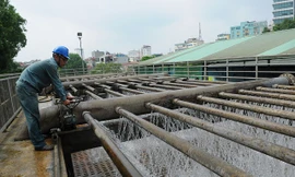 Nhân viên vận hành nhà máy nước Yên Phụ