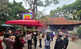 Người dân nô nức đến ‘Thăng Long tứ trấn’ cầu an