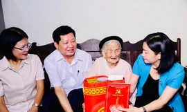 Phó Bí thư Thường trực Thành ủy Nguyễn Thị Tuyến tặng quà cho gia đình chính sách nhân dịp kỷ niệm Ngày Thương binh Liệt sĩ 27/7