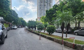 Ngang nhiên dựng chướng ngại vật, chiếm lòng đường để 'giữ chỗ' trông ô tô