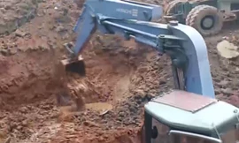 Lực lượng chức năng huyện Ba Vì triển khai phương án cứu hộ, cứu nạn tại hiện trường vụ sập giếng. 