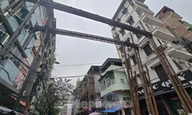 Hà Nội: Cận cảnh khung thép 'khủng' vắt ngang đường để gia cố nhà