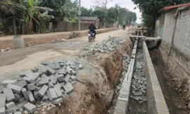 Tuyến đường đang thi công để vật liệu ngổn ngang, chưa có hệ thống cảnh báo.