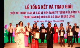 Ban tổ chức trao giải cho các tác giả đạt giải