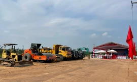 Nhà thầu thi công dự án xây dựng hạ tầng khu đất tái định cư liên quan đến đường Vành đai 4 tại xã Hồng Vân đang gấp rút thi công các hạng mục theo hồ sơ thiết kế.