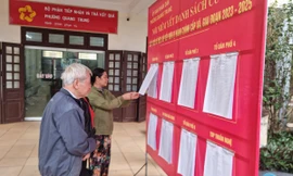 Cử tri thị xã Sơn Tây tìm hiểu phương án sát nhập địa giới hành chính để đóng góp ý kiến