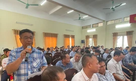 Cử tri phát biểu tại buổi tiếp xúc cử tri của Tổ đại biểu HĐND TP. Hà Nội, Đơn vị bầu cử số 17 ở huyện Phú Xuyên (Hà Nội)