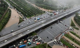 Khu vực hầm chui Đại lộ Thăng Long bị ngập do mưa lớn