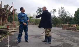 [CLIP] Đối tượng chiếm đất cầm 'song đao' đe dọa cán bộ ở Hà Nội