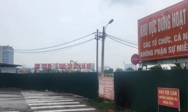 Khu công văn hóa- vui chơi, giải trí, thể thao quận Hà Đông hiện vẫn đang là bãi đất trống, được quây tôn kín mít. 